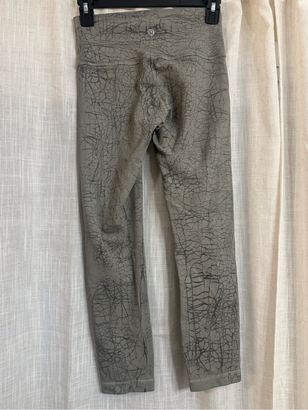 Lululemon Gray Cracked-Pattern Align Leggings (XS)